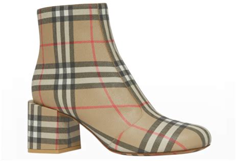 burberry plaid nicki minaj|Nicki Minaj Models Head.